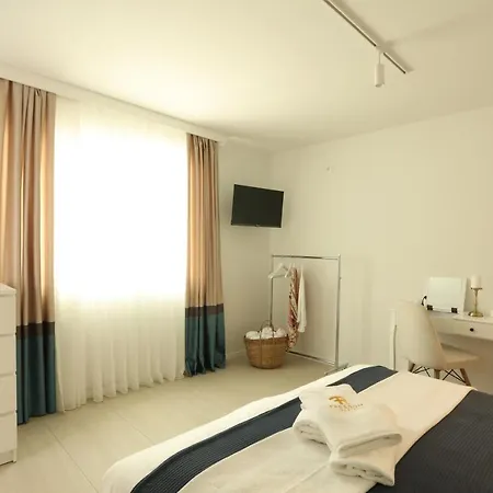 Kuca Sa Bazenom Do 10 Osoba Freedom Place Willa Jagodina