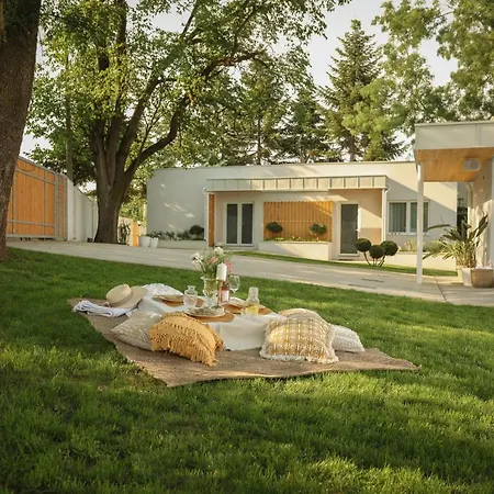 Kuca Sa Bazenom Do 10 Osoba Freedom Place Villa Jagodina