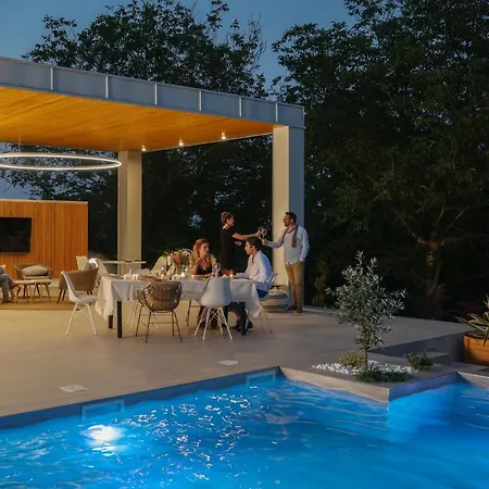 Kuca Sa Bazenom Do 10 Osoba Freedom Place Willa Jagodina